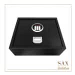 Ključan detalj za poverenje jer gosti lako, brzo i bez straha obezbeđuju svoje pasoše, novac, elektroniku i nakit. Kada gost ne razmišlja gde će ostaviti svoje vrednosti, smeštaj postaje zona poverenja. Takva pažnja prema detaljima se često spominje u recenzijama na Booking-u, Airbnb, Google Review i deli na društvenim mrežama kao preporuka za sledeći boravak.