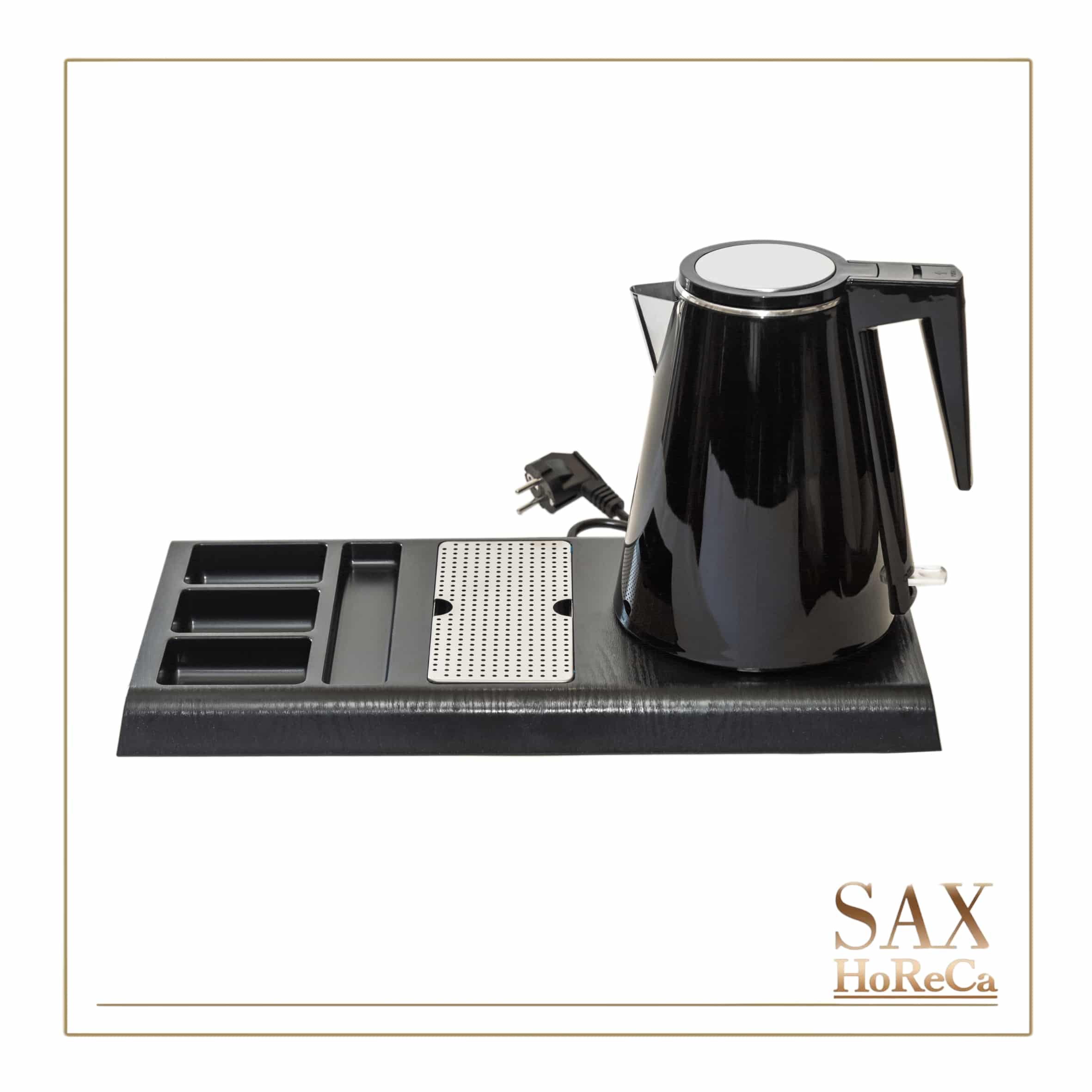 Ketler-set-crni-1 Čaj i kafa bilo kada, bez zvanja room service – 1.2L vode proključa za oko 5 do 7 minuta, voda za šolju čaja ili kafe (250-300 ml) je spremna još brže, za oko 2 do 3 minuta. Voda ne može da iskipi i ketler se sam isključuje kada se zagreje pa gosti mogu da planiraju svoj dan i uživaju u drugim aktivnostima umesto nadgledanja ketlera.