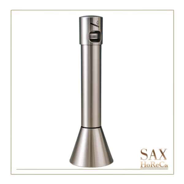 Omaž retro-luksuzu u modernom obliku – pruža diskretno i higijensko odlaganje opušaka i pepela bez dodatnih kanti i improvizovanih rešenja. Sa hromiranim šikom i mrežastim otvorom za opuške, podseća na pepeljare iz starih američkih hotela i poslovnih zgrada koje su insistirale na stilu.