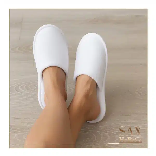 Elegantne i praktične – bele boje, zatvoren vrh za dodatnu zaštitu i osećaj topline, univerzalne veličine (29 cm, broj 43/44), savršene su za hotel, spa centar i wellness salon. Ekonomično rešenje za profesionalnu upotrebu – pakovanje od 100 pari po transportnom paketu omogućava jednostavnu nabavku i dugotrajnu upotrebu. Mogućnost brendiranja – dodajte štampani logo i učinite papuče prepoznatljivim delom vašeg brenda!