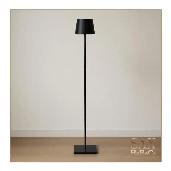 Lampa se pali jednim dodirom, lako prenosi na terasu, balkon ili pored kreveta zahvaljujući bežičnom dizajnu. Radi 15-20 sati bez prekida, jednostavno se puni preko USB kabla pa nema česte zamene baterija i situacije da ostanete bez svetla jer nemate rezervne baterije. Baza za punjenje dolazi zajedno sa led lampom.