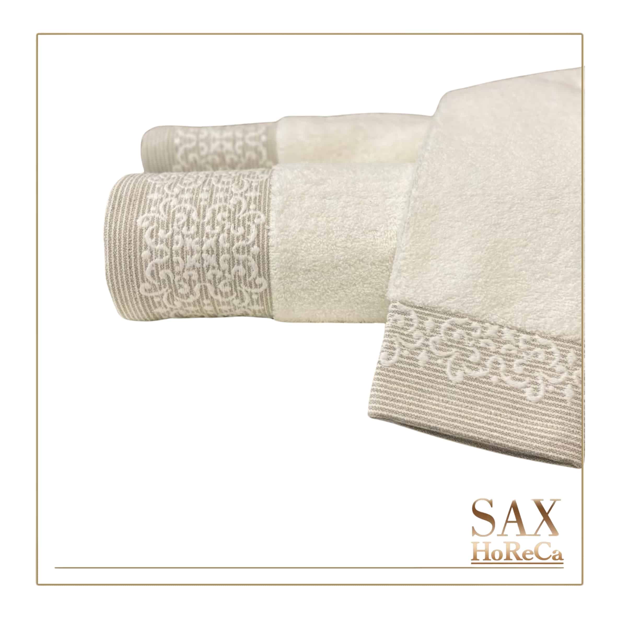 PT-DAY-DREAM-BEIGE-SET-2 Savršen za apartmane i kućnu upotrebu – bela boja sa bež-sivom bordurom, elegantan i nenametljiv dizajn čini ga vrlo prilagodljivim uz zlatne, hromirane, drvene detalje i za različite boje pločica: sive, peskane, bež, bele. Ovaj set bilo da je složen na polici, prebačen preko kade ili ofingera stvara osećaj domaćeg spa kutka. Idealan je za vaše kupatilo, apartman i kao poklon za posebne prilike: rođendan, useljenje, mladenci, svadba, krštenje, praznici…